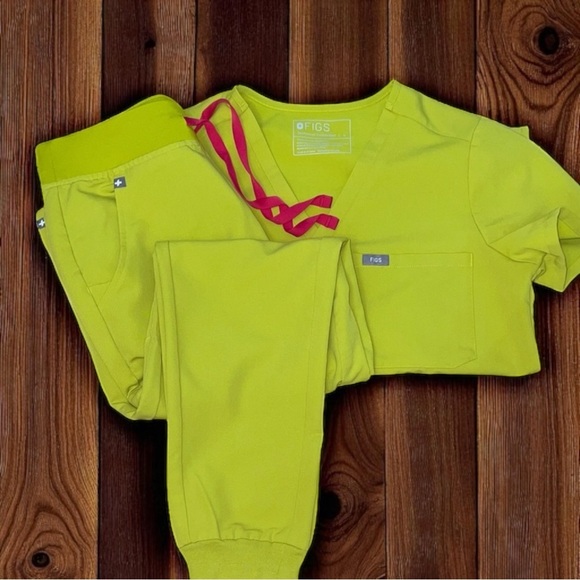 FIGS Catarina Scrub Top & Zamora Jogger Pants Set – Limeade - Picture 9 of 10